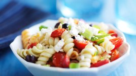 Салата с паста и фета сирене