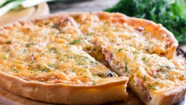 Киш с бекон, кашкавал и царевица 