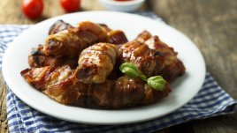 Пилешки гърди увити в бекон