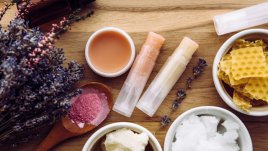 Здравословен домашен балсам за устни с масла и мед