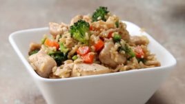 Пържен ориз с пиле и зеленчуци