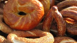 Тестени закуски – критикуваме ги, но ги ядем