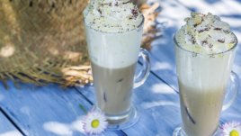 Летен коктейл с кафе и кокосов ликьор