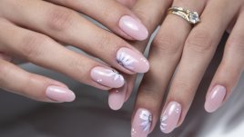 Маникюри за овални нокти