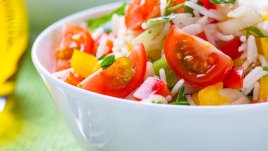 Салата с ориз, домати и 3 вида чушки 