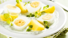 Варени яйца в специален сос