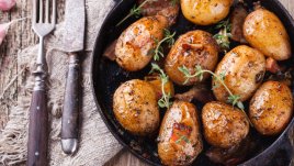 Пресни картофи с лук и мащерка