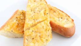 Френски филийки с масло, чесън и подправки