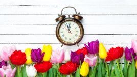 Местим стрелките на часовника с час напред