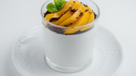 Овче кисело мляко с шоколад и манго