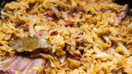 Кисело зеле с бекон и лук