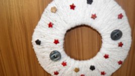 Коледният венец – празнично настроение още от вратата