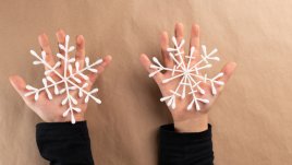Как да си направите коледни снежинки от клечки за уши?