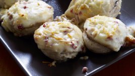 Пълнени гъби с бекон и едам