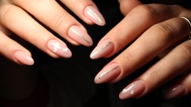 Брокатени линии в нюд маникюра