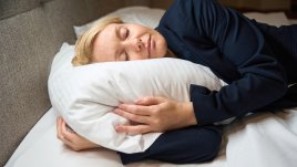 Изпитани трикове, които подобряват съня след 40