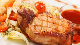 Свински котлети с боровинков сос