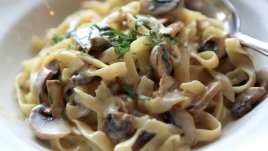 Фетучини с гъби и сметанов сос с градински чай