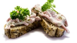 Салата с шунка, кисели краставички и майонеза