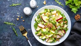 Салата с пилешко, ябълки и орехи