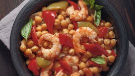 Пикантни скариди с нахут на тиган