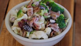 Салата с броколи, карфиол и бекон