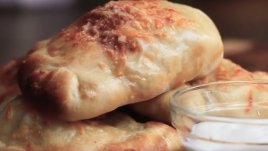 Минипици калцоне с пилешко 