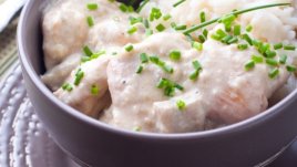 Пиле фрикасе с наденица