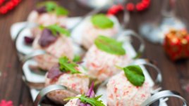 Топчета от сирене и рулца от раци