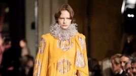 Колекцията на Valentino за есен 2026: Елегантност с доза ексцентричност (+Снимки)