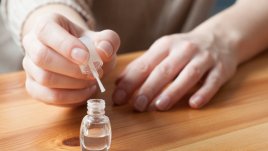 Как да премахнете петната от лак върху дървените мебели?