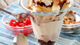 Мелба с бишкоти, коняк и сладко