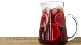 Сангрия с червено вино, плодове и канела