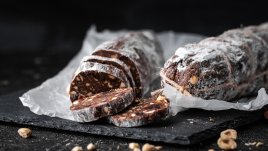 Сладък салам с лешници, шоколад и сушени плодове