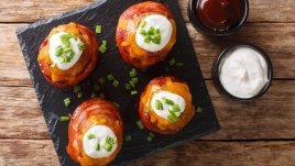 Бюджетен обяд: Печени картофи със заквасена сметана и лук