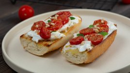 Дип с рикота и печени чери домати