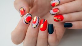 Сребърно и златно в цветния маникюр