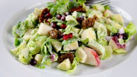 Салата с брюкселско зеле, семена и ябълка 