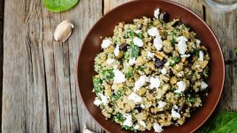 Средиземноморска салата с киноа и пиле