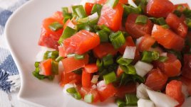 Салата „ломи-ломи“ със сьомга