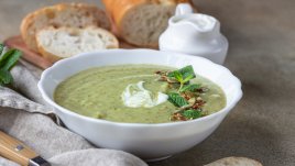 Грахова крем супа с тиквички и прясна мента 