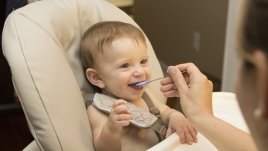 Съвети за хранене на  бебето с лъжица 