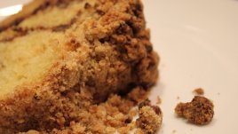 Кекс с пекан, сметана и крамбъл