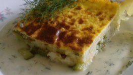 Мусака от тиквички и ориз със сос от копър