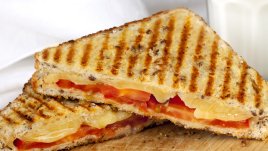 Сандвич с бекон, сирене и домат