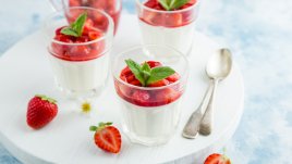 Панакота с бял шоколад и ягодов топинг 