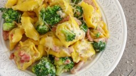 Салата с тортелини и броколи