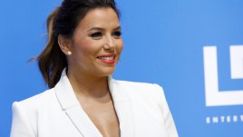 Ева Лонгория демонстрира перфектна форма на червения килим