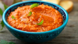 Хумус с нахут и червени чушки