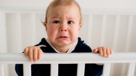 Защо бебето започва да плаче преди заспиване?